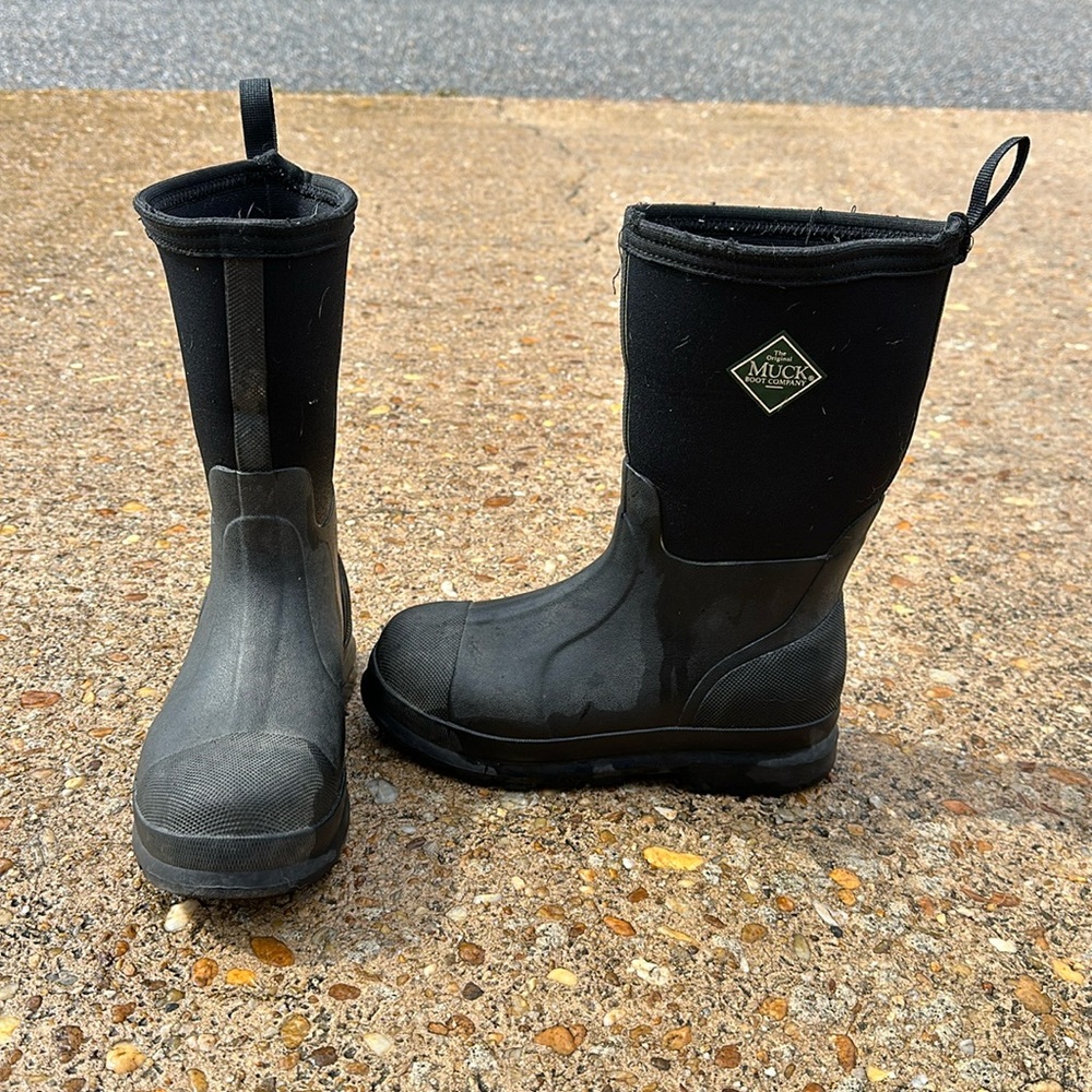 Youth kids muck boots size 4